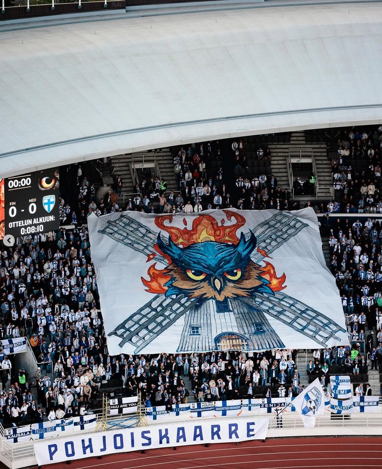 Huuhkaja tifo